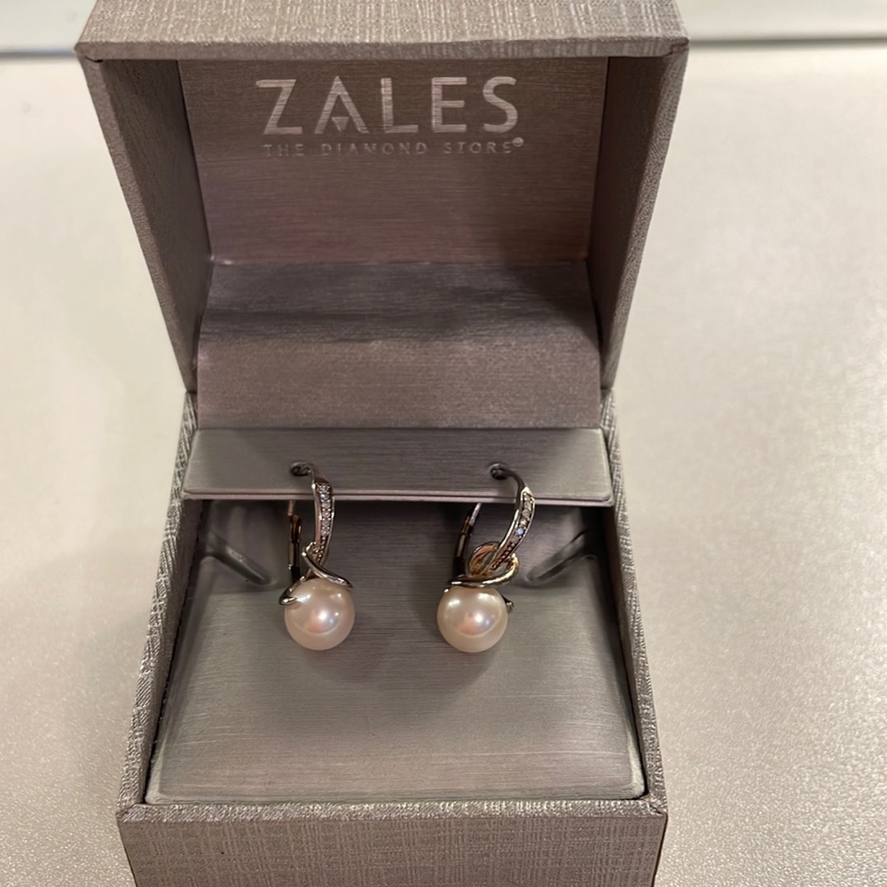 Zales Pearl Earring